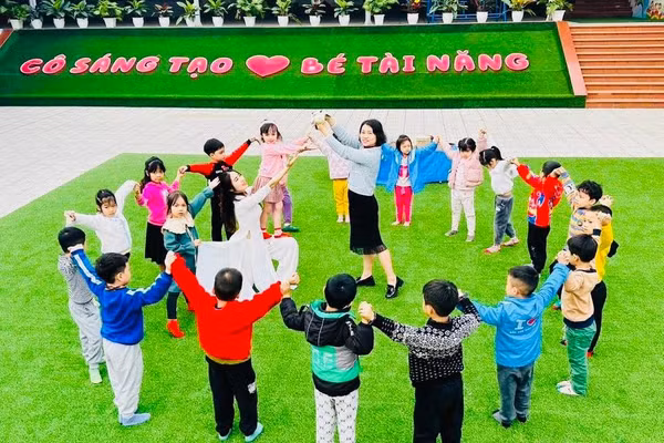 Cô và bé Trường Mầm non Minh Nông.