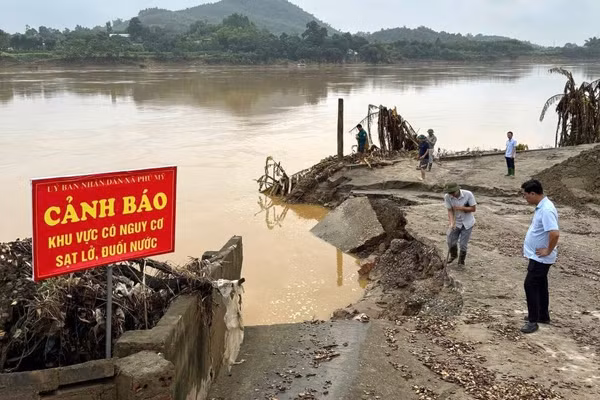 UBND xã Phú Mỹ cắm biển cảnh báo.
