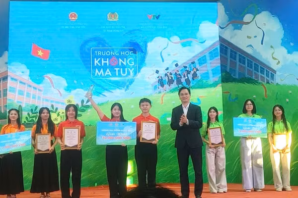 Ông Vũ Đình Hưng - Giám đốc Sở GD&ĐT tỉnh Tuyên Quang trao thưởng cho các đội thi.