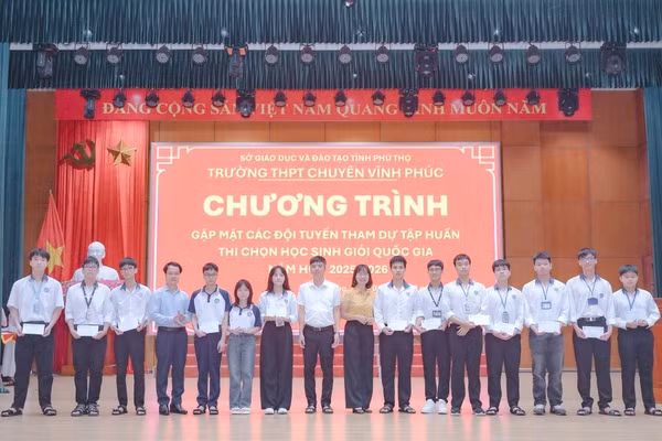 Trường THPT Chuyên Vĩnh Phúc gặp mặt các đội tuyển tham gia bồi dưỡng thi chọn học sinh giỏi quốc gia năm học 2025 - 2026.