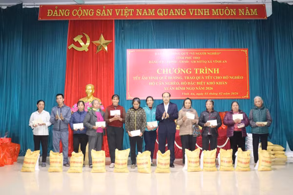 Ông Vi Mạnh Hùng, Giám đốc Báo và PT-TH Phú Thọ tặng quà Tết cho hộ nghèo xã Vĩnh An, tỉnh Phú Thọ.
