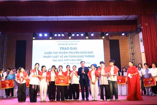 Ban Tổ chức trao giải cho các đội thi.