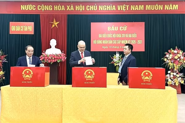 Ông Phạm Đại Dương, Bí thư Tỉnh ủy Phú Thọ bỏ phiếu bầu tại khu vực bỏ phiếu số 18, đơn vị bầu cử số 3, phường Việt Trì. (Ảnh Trường Quân)