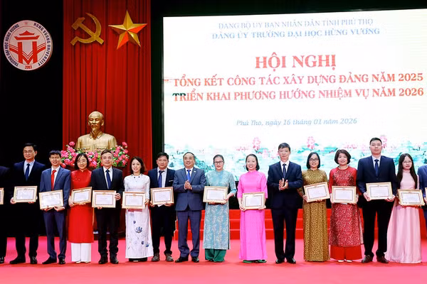 Lãnh đạo Trường Đại học Hùng Vương trao Giấy khen cho các đảng viên hoàn thành xuất sắc nhiệm vụ năm 2025.