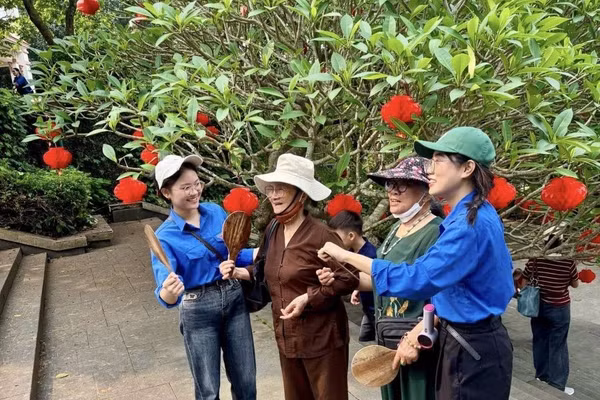 Sinh viên Trường Đại học Hùng Vương hỗ trợ du khách tại Lễ hội Đền Hùng 2026.