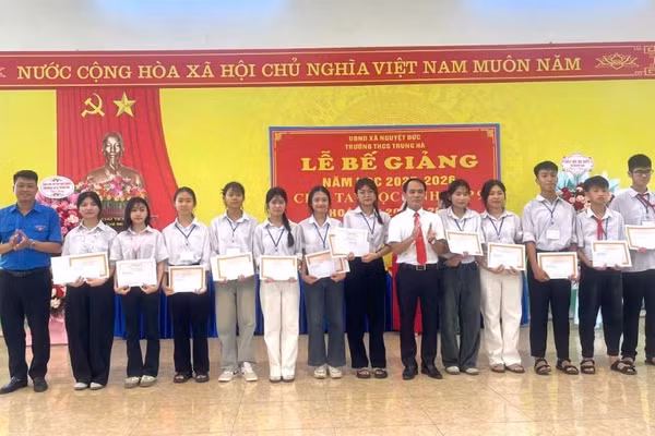 Lãnh đạo trường trao thưởng cho các em học sinh đạt thành tích cao trong năm học 2025 - 2026.