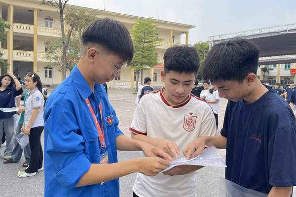 Tình nguyện viên hướng dẫn thí sinh tại Hội đồng coi thi Trường THPT Công nghiệp Việt Trì.