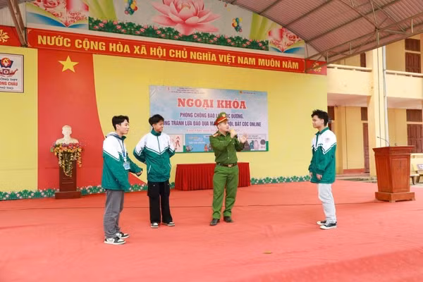 Trường THPT Phong Châu (xã Lâm Thao, tỉnh Phú Thọ) tổ chức ngoại khóa "Phòng chống bạo lực học đường, phòng tránh lừa đảo qua mạng xã hội, bắt cóc online” cho học sinh.