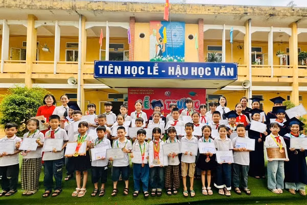 Trao thưởng cho các em học sinh đạt thành tích cao trong các cuộc thi cấp quốc gia năm học 2025 - 2026.