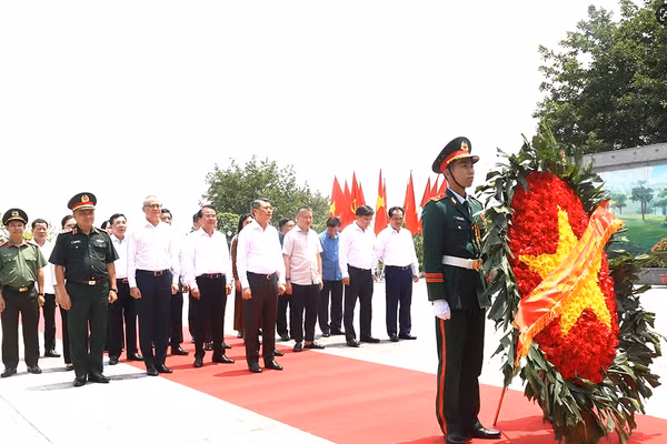 Thủ tướng Lê Minh Hưng cùng đoàn công tác dâng hương, dâng hoa tưởng niệm các Anh hùng liệt sĩ tỉnh Phú Thọ.