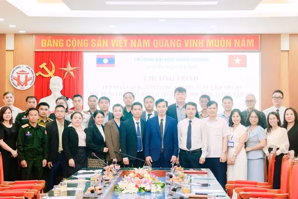 Các đại biểu và học sinh chụp ảnh tại chương trình.