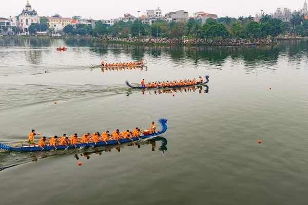Giải bơi chải được tổ chức tại hồ Công viên Văn Lang, phường Việt Trì.