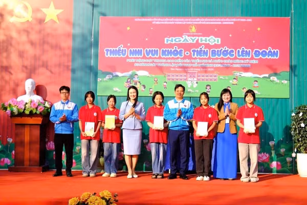 Ngày hội tại Trường THCS Vĩnh Lại có nhiều hoạt động ý nghĩa, giáo dục truyền thống cho học sinh.