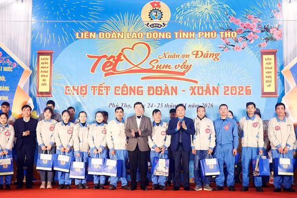 Các đại biểu trao quà Tết cho đoàn viên, công nhân lao động.