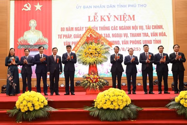 Ông Đặng Xuân Phong, Bí thư Tỉnh ủy Phú Thọ tặng hoa chúc mừng các đơn vị.
