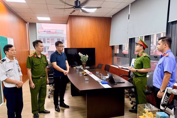 Công an tỉnh Phú Thọ công bố Lệnh khám xét khẩn cấp nơi làm việc của Bùi Đắc Ánh Dương, Giám đốc Công ty Cổ phần hệ thống thông tin ATHENA Việt Nam. (Ảnh: Công an tỉnh Phú Thọ cung cấp).