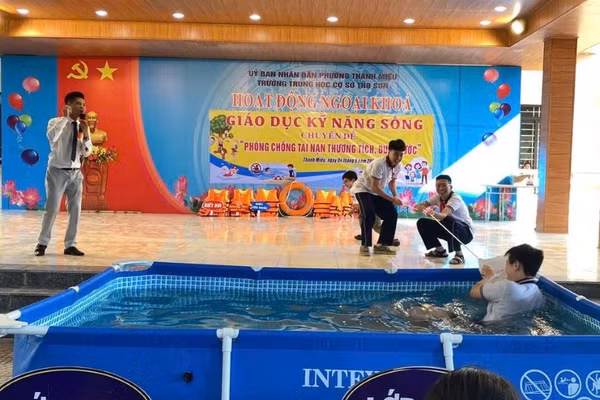 Học sinh Trường THCS Thọ Sơn trải nghiệm kỹ năng hỗ trợ người gặp nạn.