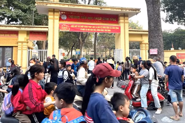 Giờ đón học sinh tại Trường Tiểu học Phạm Công Bình, xã Tề Lỗ (ảnh chụp chiều ngày 2/12/2025).