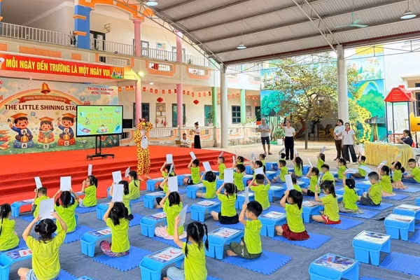 Trường Mầm non Hùng Vương tổ chức cho trẻ giao lưu làm quen với tiếng Anh.