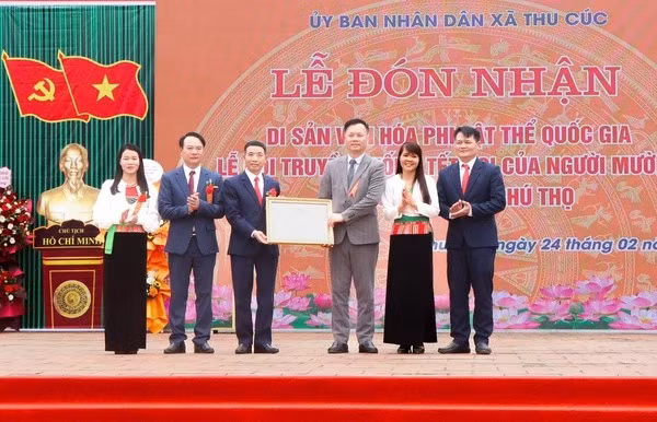 Đại diện Bộ VH, TT&DL trao bằng công nhận Lễ hội Tết Doi là Di sản văn hóa phi vật thể quốc gia (Ảnh: V.L).