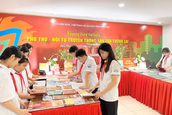 Học sinh tham quan gian trưng bày tại Hội sách Đất Tổ năm 2026.