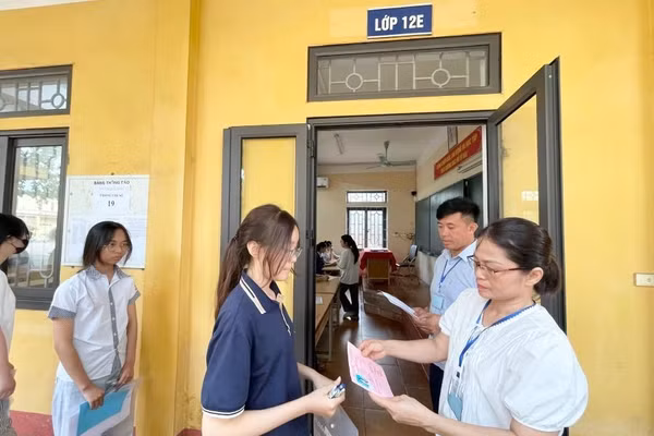 Giám thị kiểm tra thông tin thí sinh trước giờ vào phòng thi tại Hội đồng coi thi Trường THPT Công nghiệp Việt Trì.