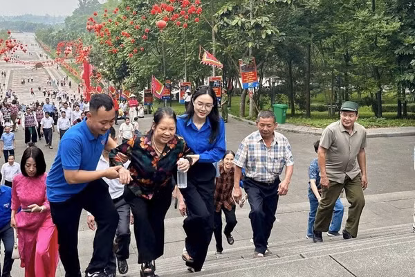 Đoàn viên, thanh niên tỉnh Phú Thọ hỗ trợ du khách. (Ảnh: Tỉnh Đoàn Phú Thọ)