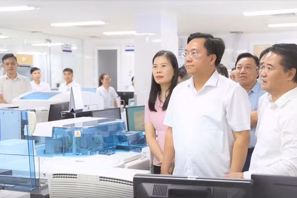 Ông Trần Duy Đông, Chủ tịch UBND tỉnh Phú Thọ kiểm tra tại Bệnh viện Đa khoa tỉnh Phú Thọ.