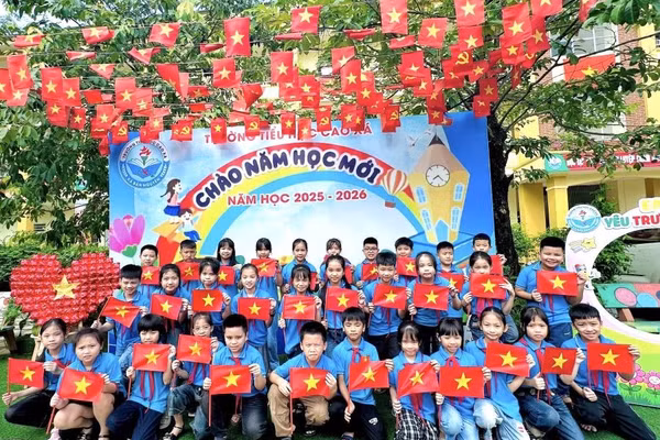 Học sinh Phú Thọ tựu trường năm học 2025 - 2026 với cờ đỏ sao vàng trên tay chào mừng Quốc khánh 2/9.