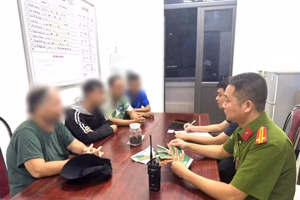 Các đối tượng làm việc với lực lượng công an (ảnh Công an tỉnh Phú Thọ).