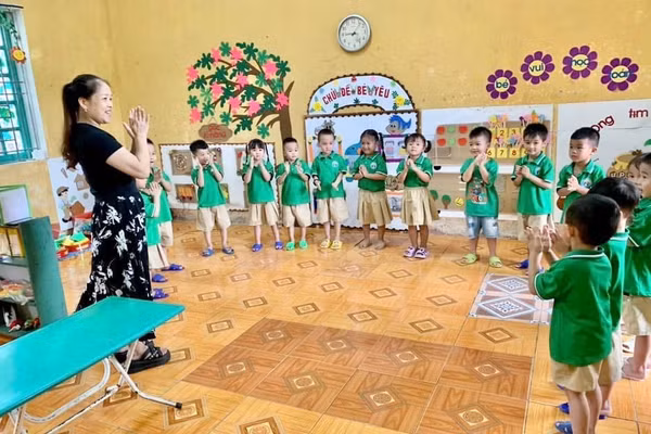 Giờ học của cô và bé trường Mầm non Võ Lao.