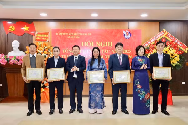 Lãnh đạo Hội Nhà báo tỉnh khen thưởng các cá nhân có thành tích xuất sắc về xây dựng Hội năm 2025. 