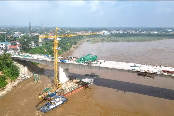 Đơn vị thi công đang nỗ lực hoàn thiện những hạng mục cuối cùng cầu Phong Châu mới ở Phú Thọ.