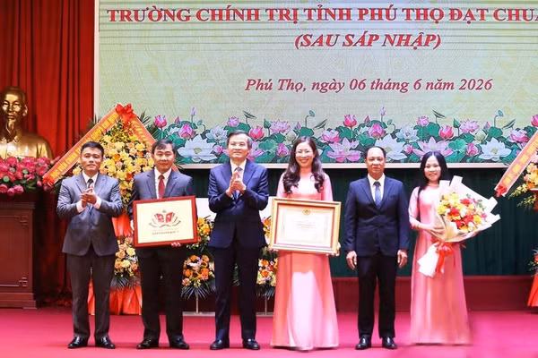 Lãnh đạo Học viện Chính trị Quốc gia Hồ Chí Minh trao Bằng công nhận chuẩn mức 1 cho Trường Chính trị tỉnh Phú Thọ (ảnh Thanh Hòa).