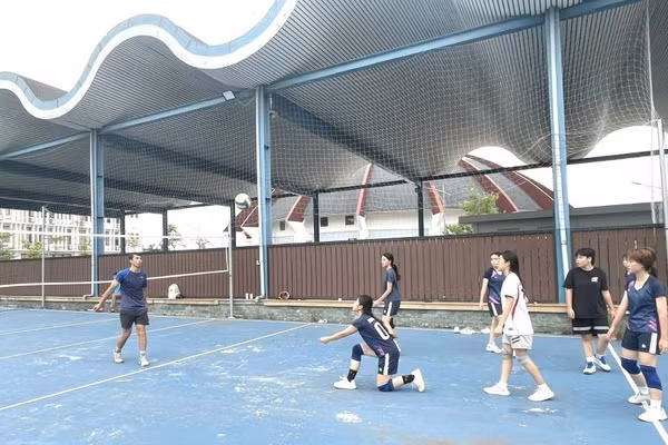 Các VĐV đội tuyển Bóng chuyền nữ Trường THPT Chuyên Hùng Vương hăng say tập luyện chiều 7/7.