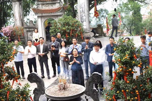 Ông Dương Hoàng Hương - Giám đốc Sở VH, TT&DL tỉnh Phú Thọ cùng đoàn công tác dâng hương tại Khu di tích danh thắng Tây Thiên.