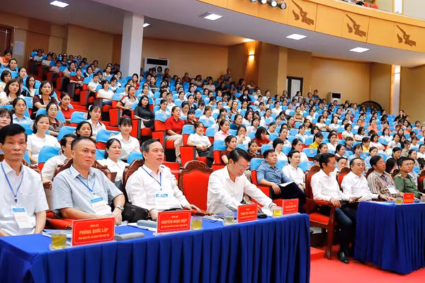 Các đại biểu và thí sinh dự khai mạc. 