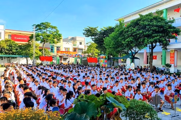 Ngay đầu năm học 2025 - 2026, Trường Tiểu học Hùng Lô (Phường Vân Phú, tỉnh Phú Thọ) tổ chức Hoạt động trải nghiệm giáo dục kỹ năng sống “Vu Lan báo hiếu” cho học sinh.