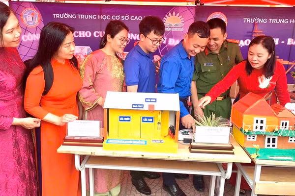 Các đại biểu tham quan gian hàng trưng bày sản phẩm STEM tại Trường THCS Cao Xá.