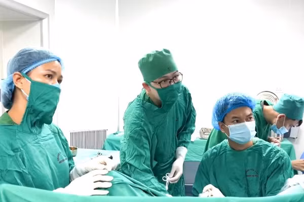 Tán sỏi nội soi ống mềm bằng laser tại Trung tâm Y tế khu vực Hạ Hòa.