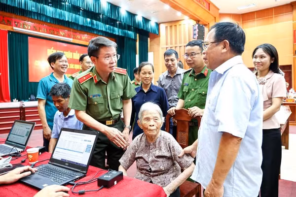 Thiếu tướng Nguyễn Minh Tuấn - Giám đốc Công an tỉnh Phú Thọ thăm hỏi thân nhân liệt sĩ. (ảnh Công an tỉnh Phú Thọ cung cấp).