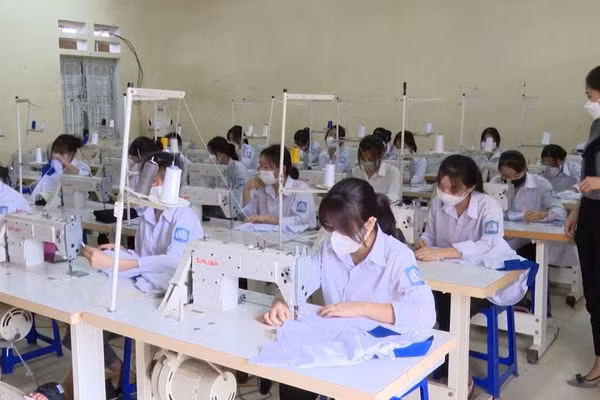 Học sinh Trường Trung cấp nghề Dân tộc nội trú Phú Thọ thực hành nghề may trong quá trình đào tạo.