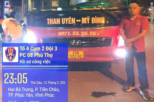 Tổ công tác kiểm tra xe khách biển số 25B-002.92 vi phạm lỗi chở quá số người quy định (ảnh: Công an tỉnh Phú Thọ).