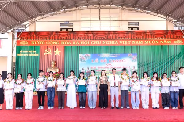 Lãnh đạo Trường THPT Chân Mộng trao thưởng cho học sinh.
