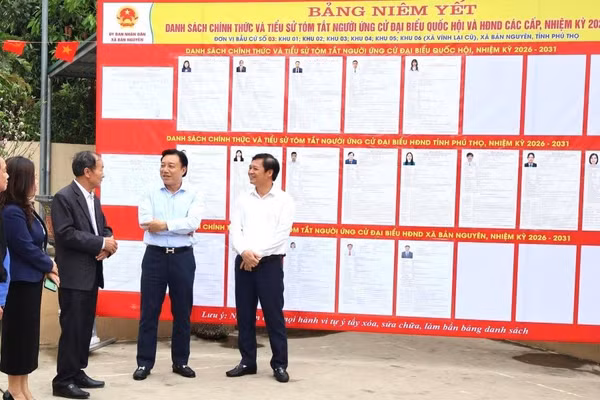 Ông Nguyễn Huy Ngọc, Phó Chủ tịch UBND tỉnh Phú Thọ (thứ 2 từ phải sang) kiểm tra công tác chuẩn bị bầu cử tại xã Bản Nguyên.