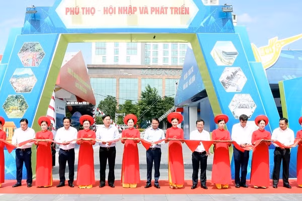 Ông Đặng Xuân Phong, Bí thư Tỉnh ủy Phú Thọ cùng các đại biểu thực hiện nghi thức cắt băng khai trương Không gian trưng bày kinh tế - xã hội của tỉnh .