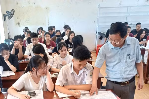 Giáo viên Trường THPT Thanh Sơn quan tâm đến tâm lý học sinh lớp 12 trong giai đoạn "nước rút".