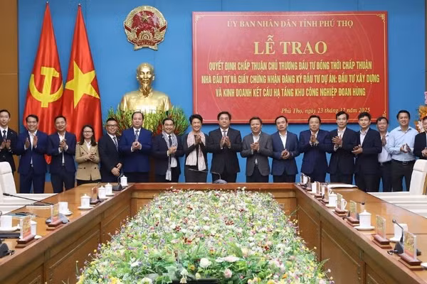 Các đại biểu dự lễ trao Quyết định chấp thuận chủ trương đầu tư, Giấy chứng nhận đăng ký đầu tư chụp ảnh cùng Tập đoàn Amata.