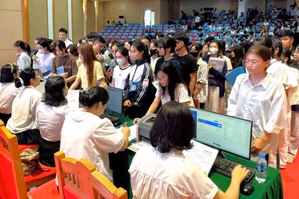 Các tân sinh viên đăng ký làm thủ tục nhập học tại Trường Đại học Hùng Vương.