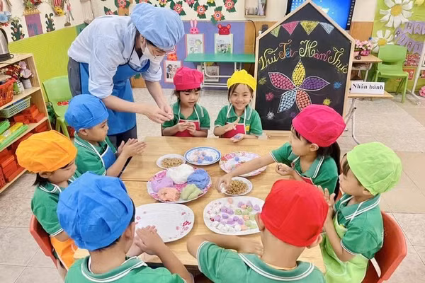 Các bé Trường Mầm non Cao Xá 1 (xã Bản Nguyên) hào hứng làm bánh trôi.